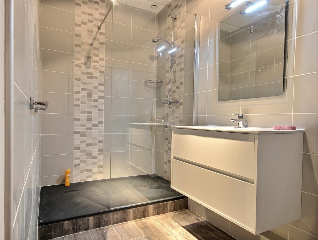 Rénovation salle de bains par Avéo Styles & Travaux