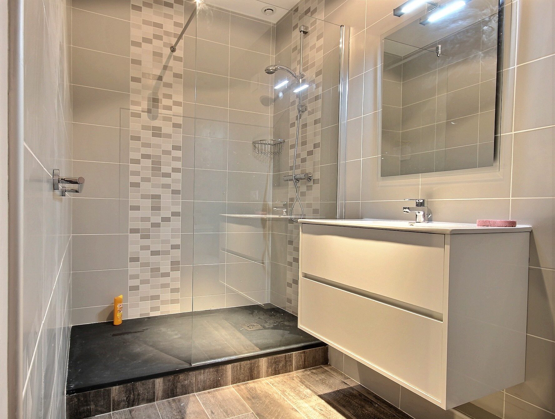 oppervlakte Bedoel moeilijk Rénovation d'une salle de bain avec douche italienne - Avéo Styles & Travaux